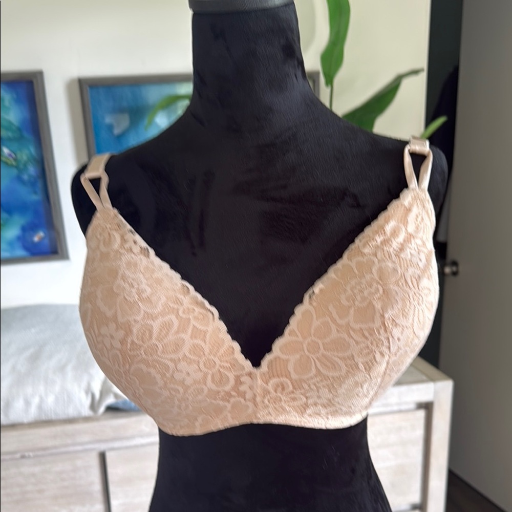 Victoria's Secret Cream Lace Plunge Bra wireless